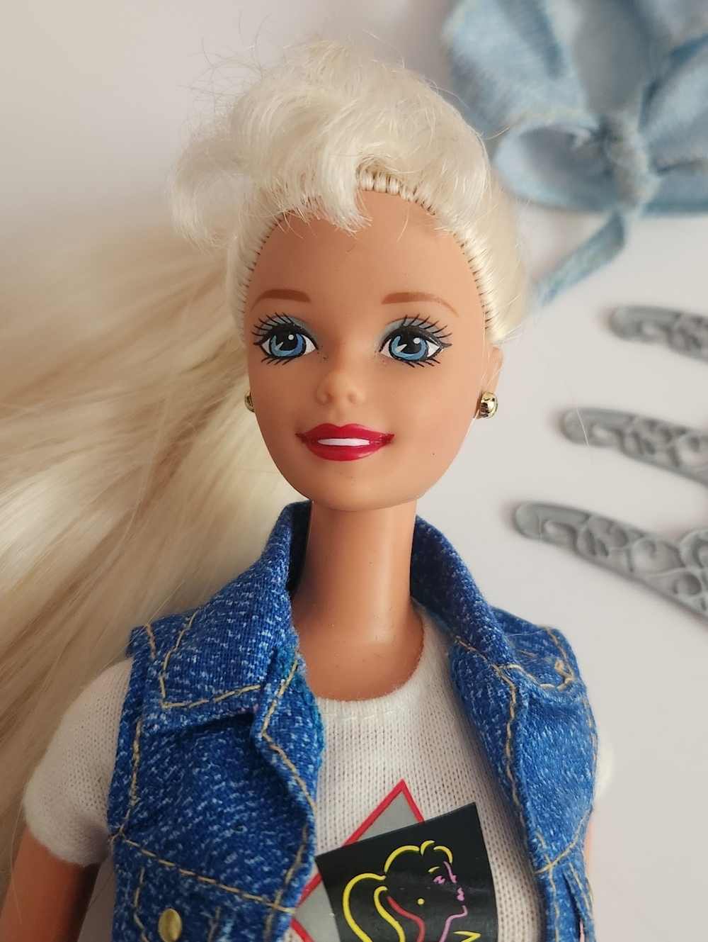 Vintage 90's Cool Shopping Barbie - Picture 3 of 4